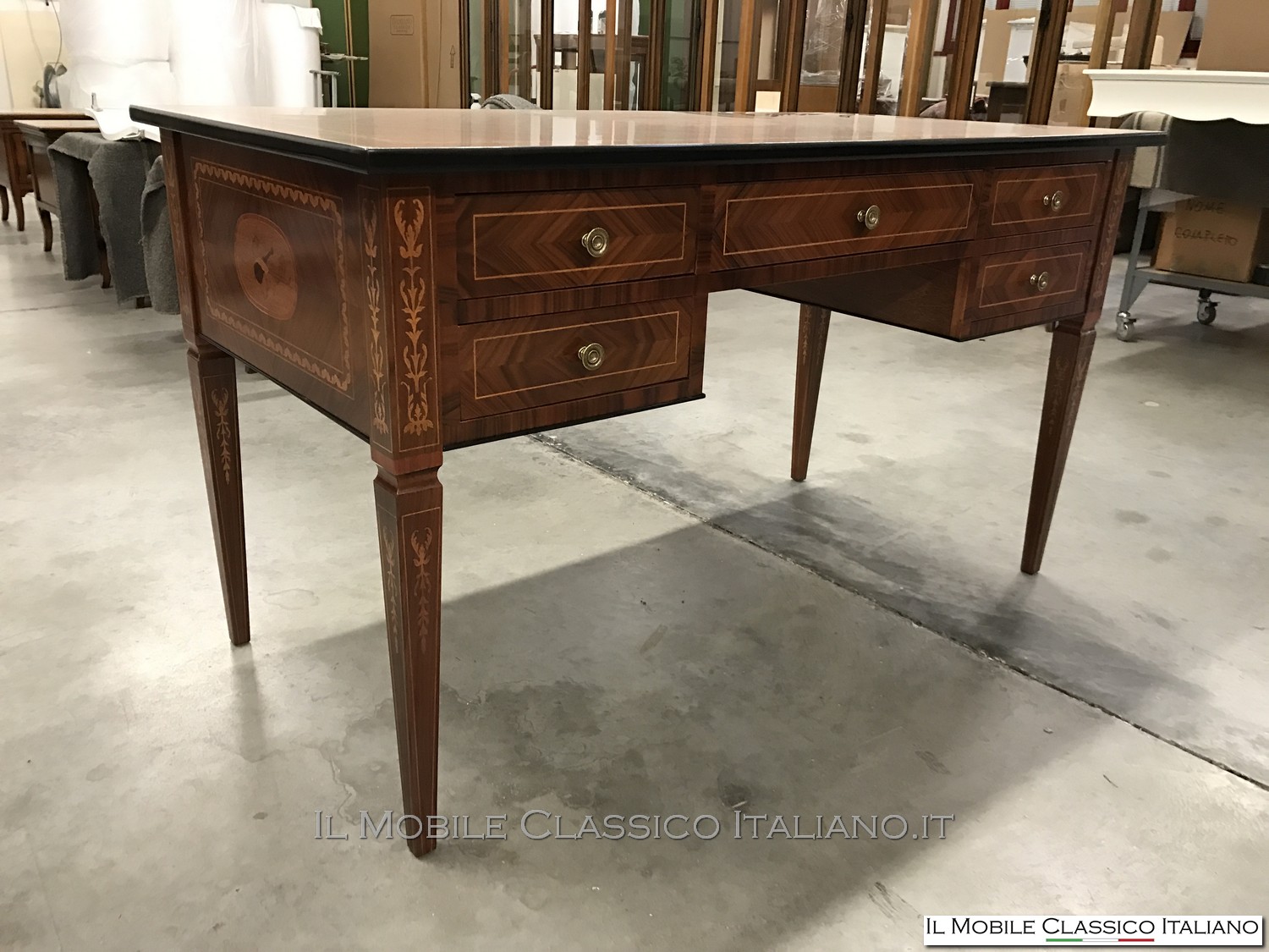 Scrivania personalizzata intarsiata